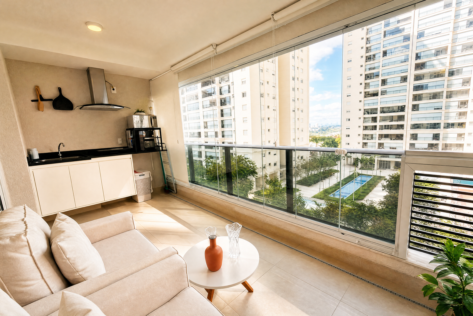 Varanda gourmet integrada de apartamento de alto padrão no Jardim Aquarius, com vista para a cidade