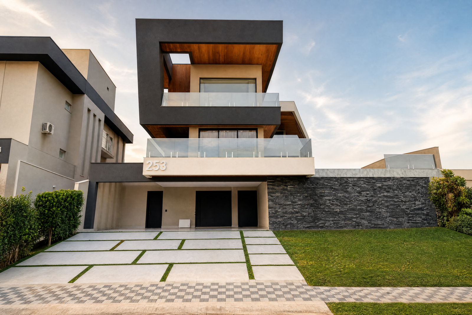 Casa contemporânea de alto padrão no Urbanova, com fachada em concreto, madeira e vidro